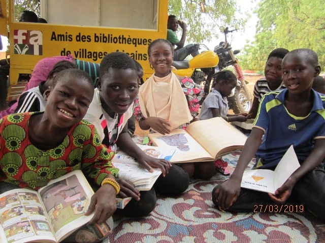 Provide reading opportunities to schoolchildren