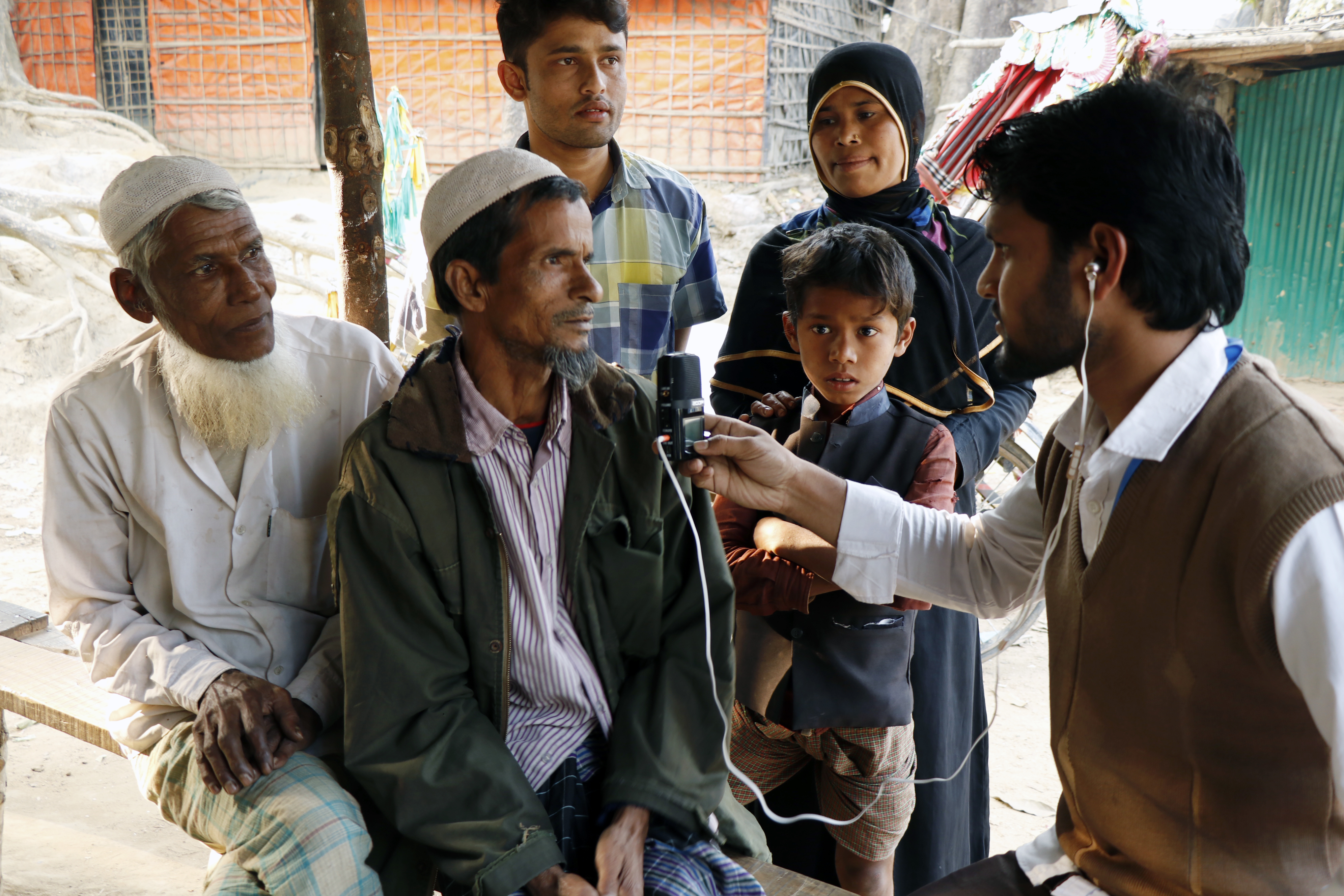 Get Lifesaving Information to Rohingya Refugees