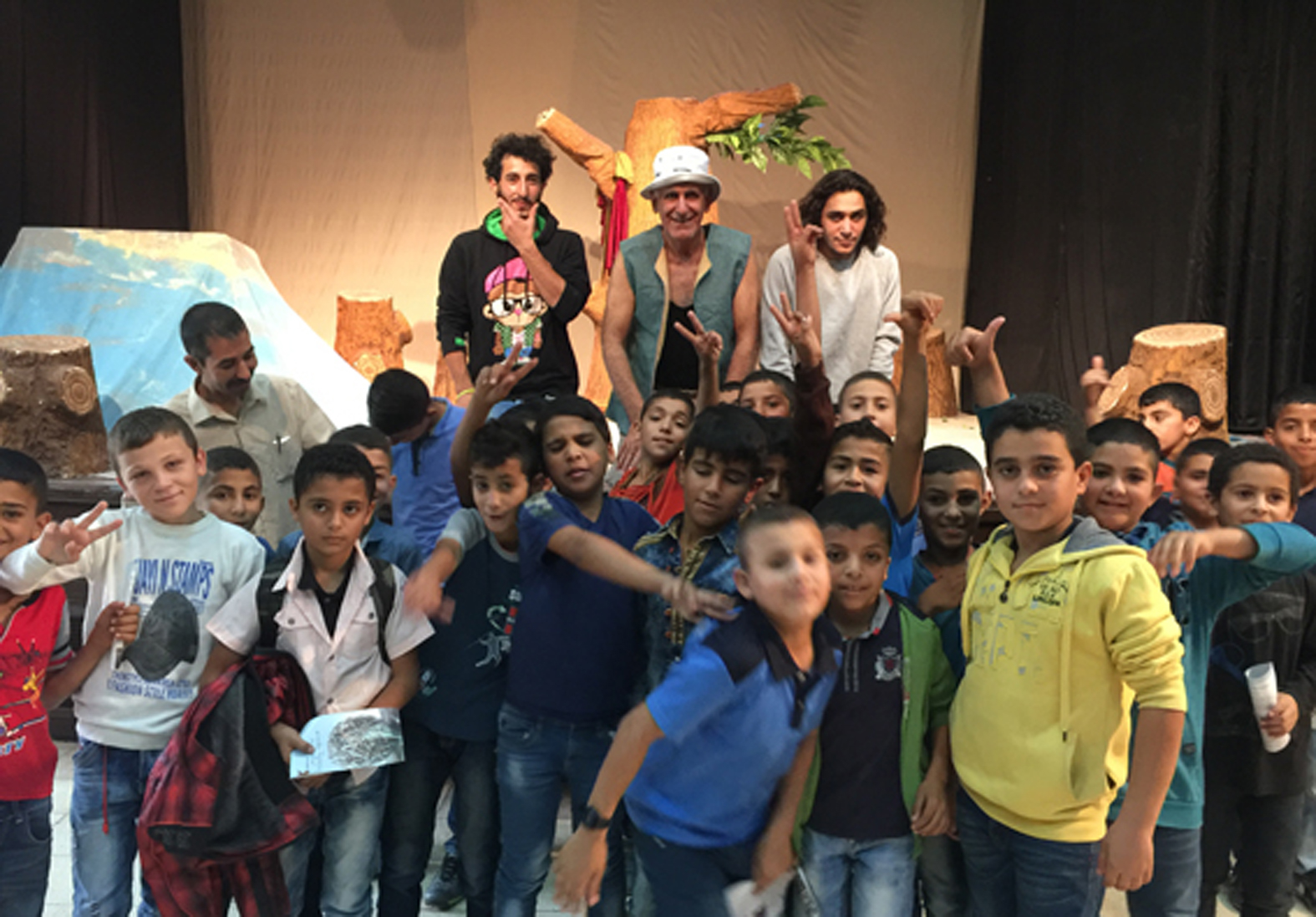 Theatre for 1000 deprived children in Palestine