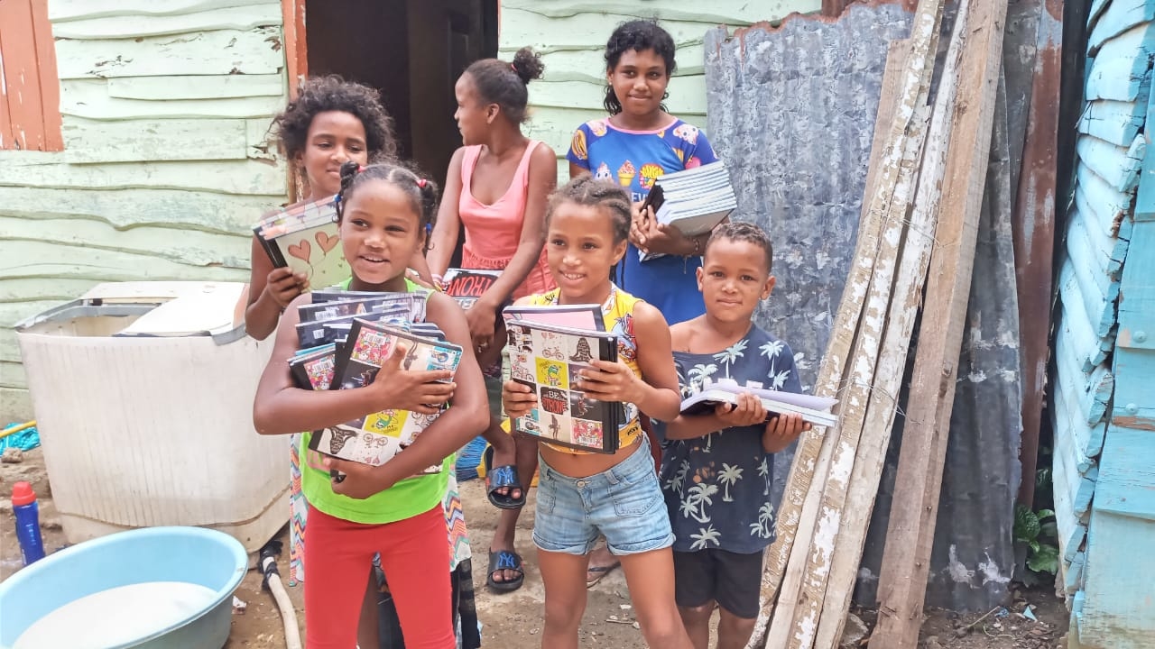 50 Dominican kids urgently need school supplies