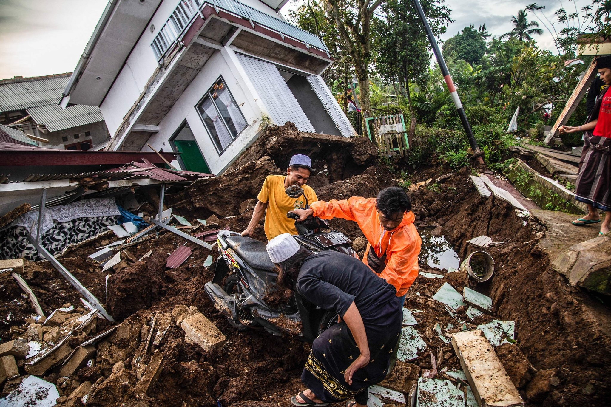 Emergency support for earthquake damage on Java