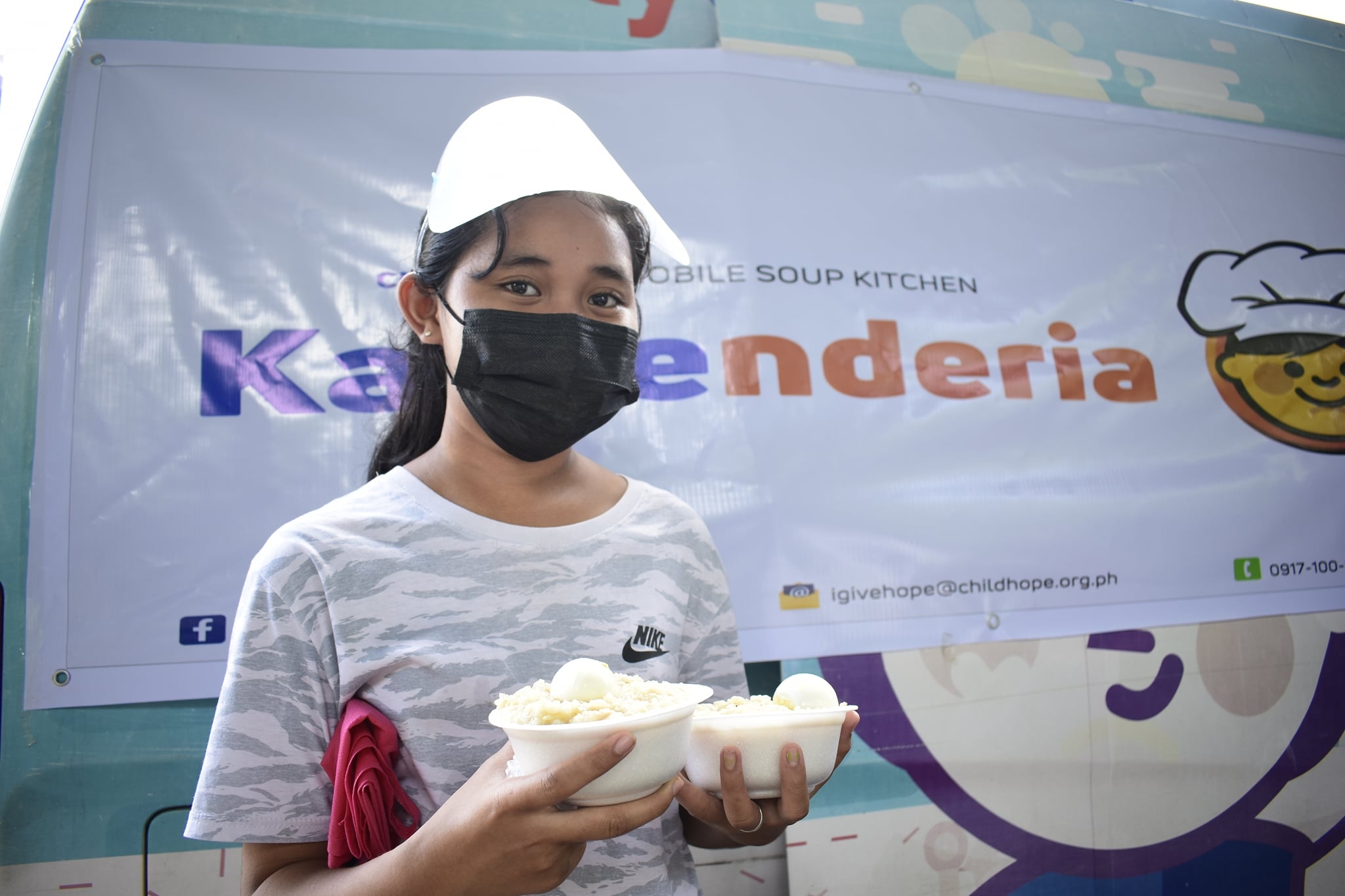 Providing meals to 500 street children in Manila