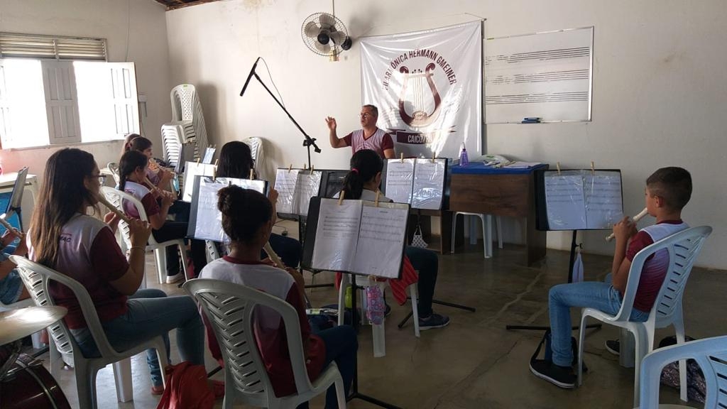 Education through music for Brazilian teenagers