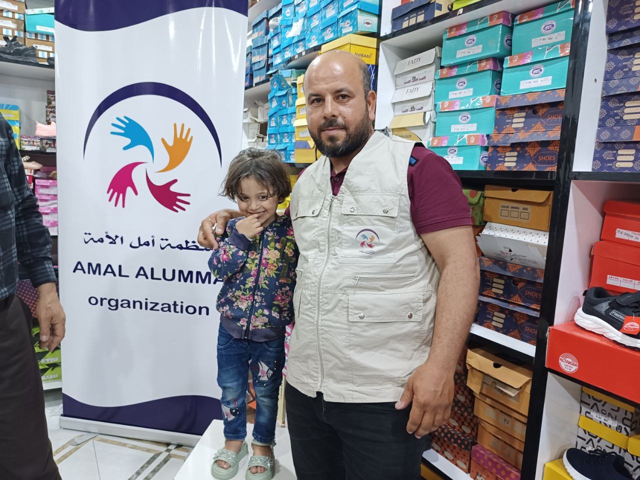 Give clothes to orphan children in northern Syria