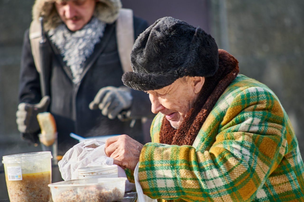 Hot meals for 800 Ukrainians in cities under fire