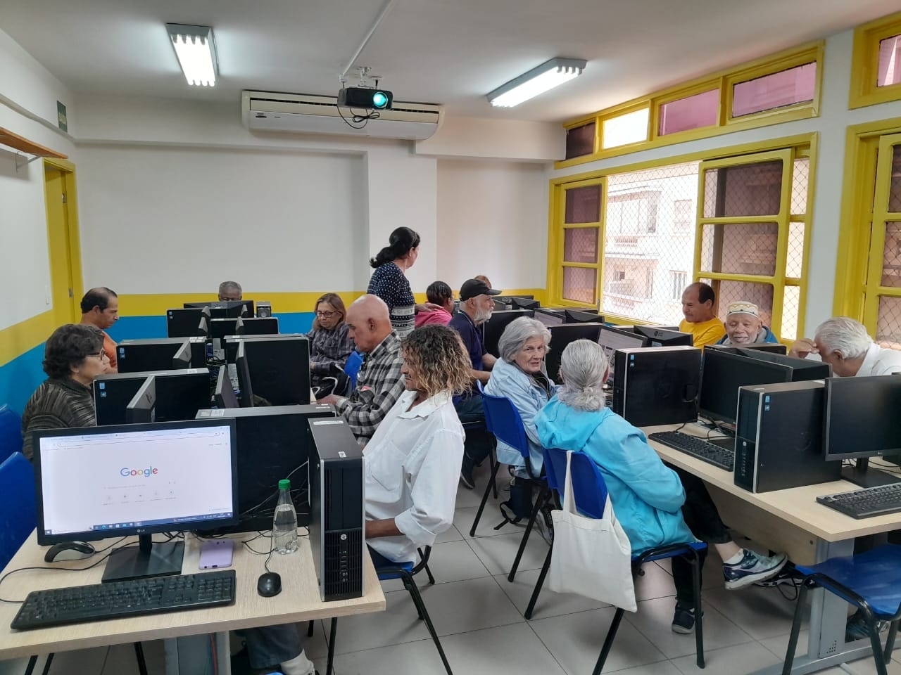 Provide digital autonomy to 50 seniors in Brazil