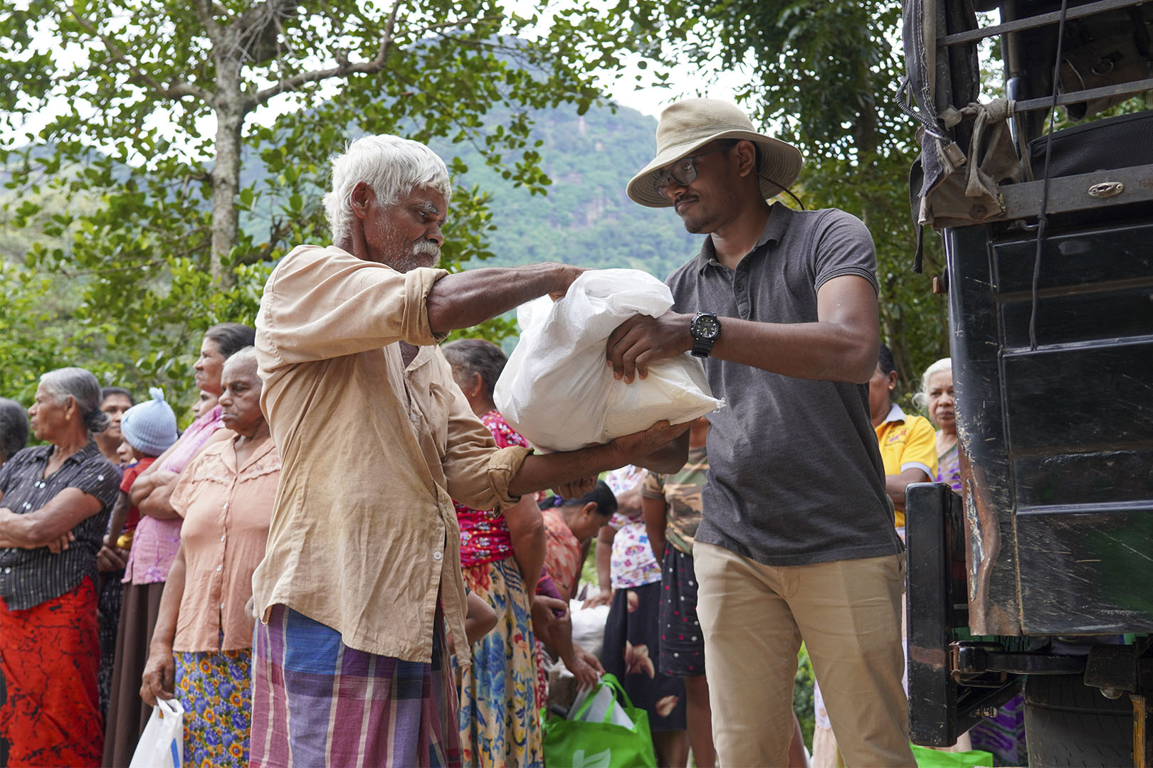 Emergency aid for landslide victims in Sri Lanka